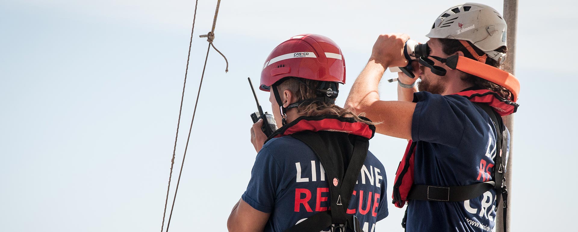 Lifeline Crew Mitglieder halten Ausschau nach Seenotfällen 