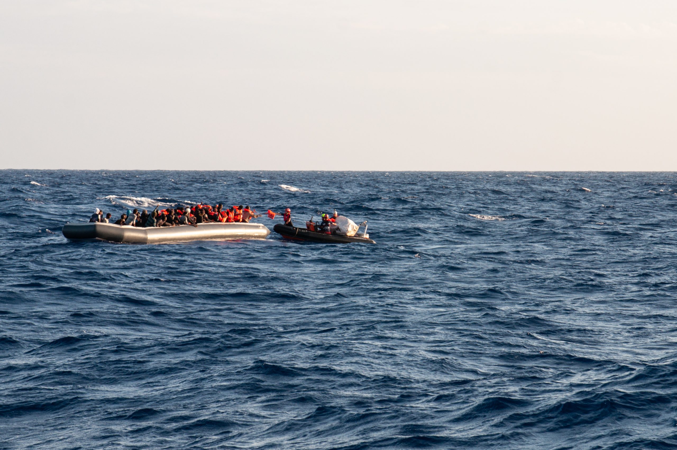 Schlauchboot mit geflüchteten bekommt Rettungswesten