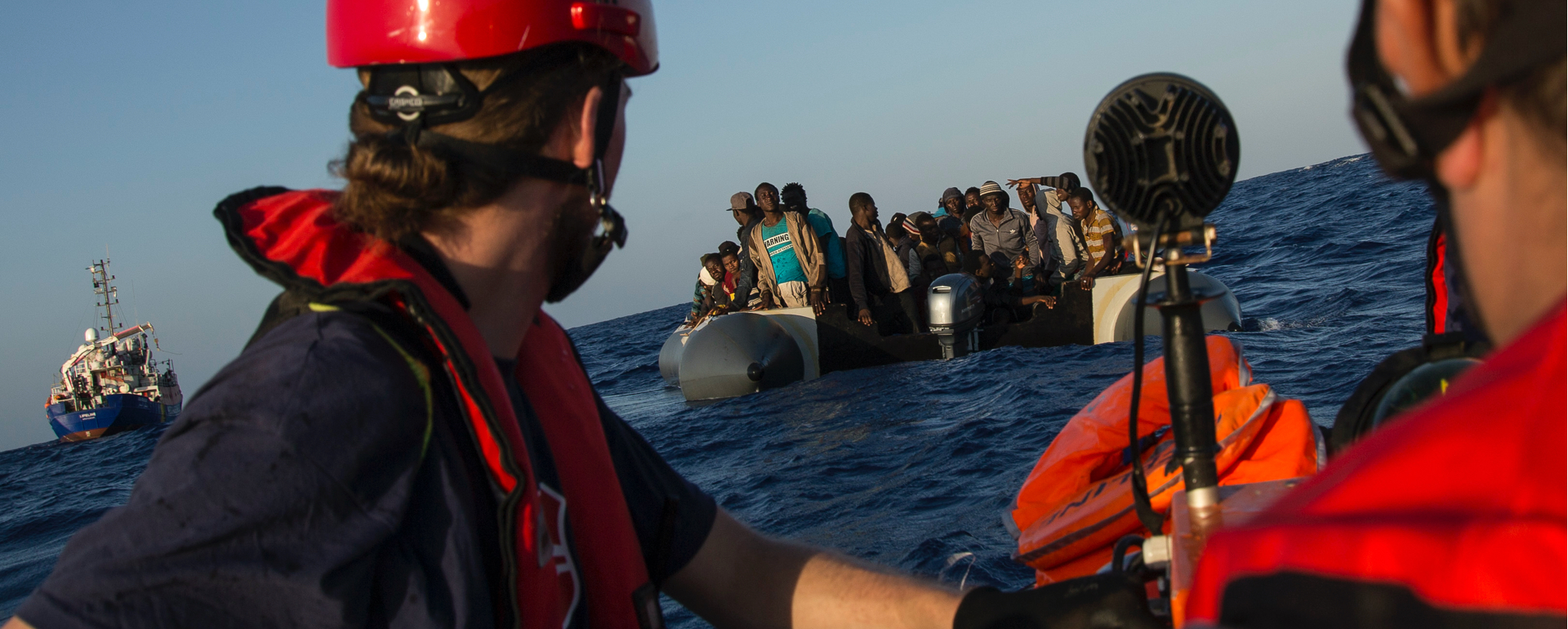 Ehrenamtliche von Mission Lifeline bei der Bergung eines überfüllten Schlauchboot mit Geflüchteten 