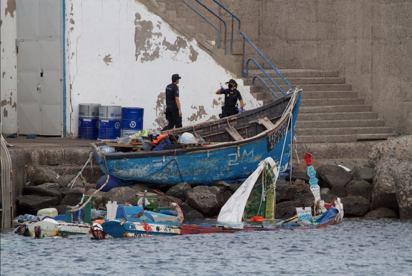 Kaputtes Holzboot an der Küste von Teneriffa