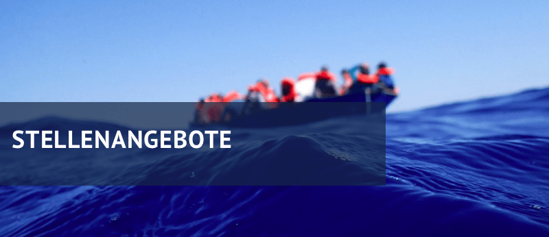 Im Vordergrund eine blaue Welle auf dem Mittelmeer, im Hintergrund in der Ferne ein Rettungsboot mit Menschen, die rote Schwimmwesten tragen