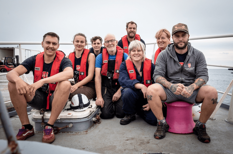 Mission Lifeline Crew mitgliederi:nnen auf der Rise Above