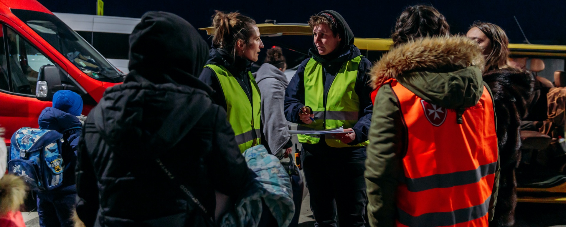 Mitarbeiter:innen von Mission Lifeline an der Ukrainischen Grenze bei der Evakuierung von Menschen