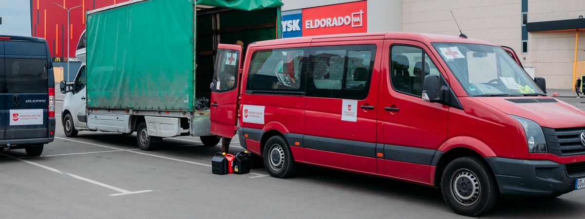 Fahrzeug von Mission Lifeline während der Entladung in der Ukraine 
