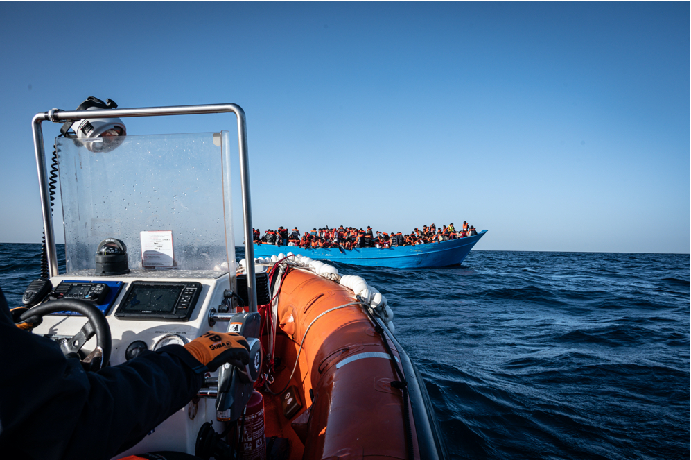 Foto vom Rhip von Mission Lifeline auf Überfülltes Holzboot 