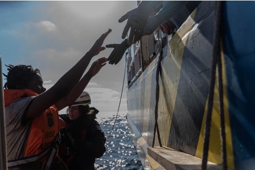 frau steigt an Bord der rise Above 