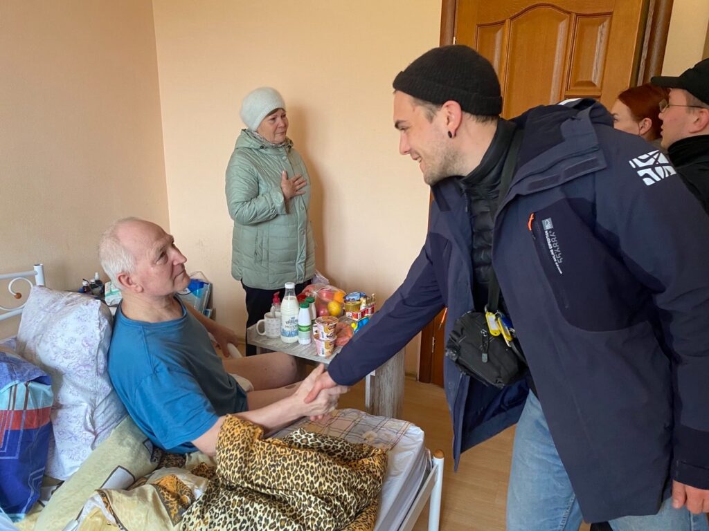 Mission Lifeline Mitarbeiterin leistet Hilfe in der Ukraine