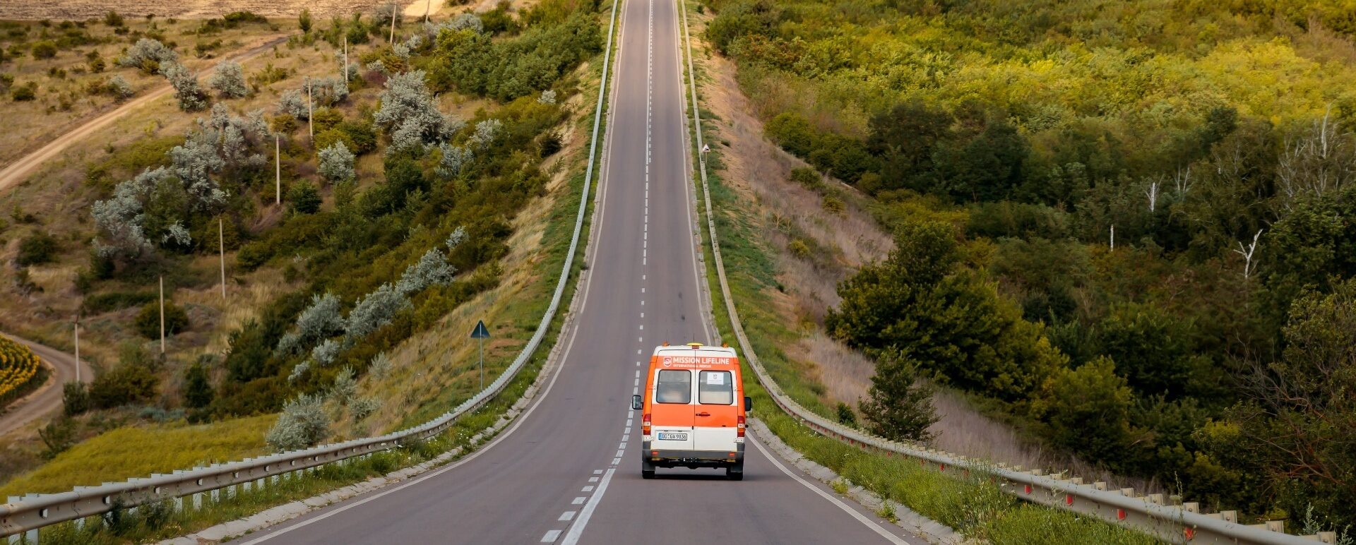 Bus von Mission Lifeline fährt Hilfslieferung durch die Ukraine