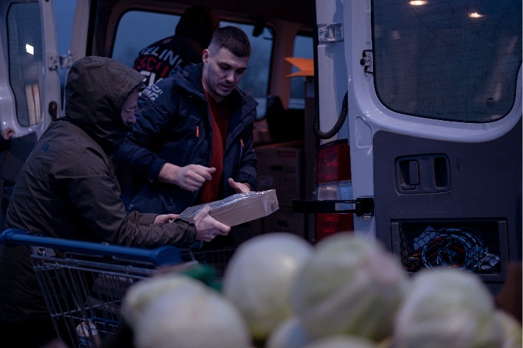 Mission Lifeline Mitarbeiterinnen beim einräumen von Lebensmitteln in der Ukraine 