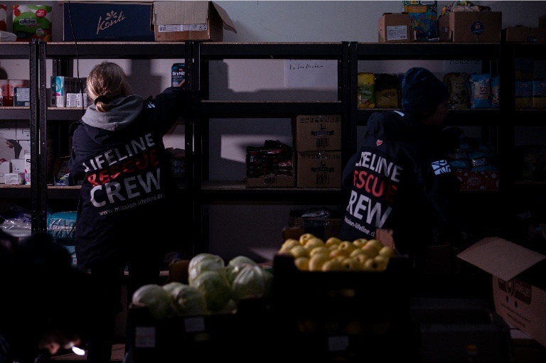 Mission Lifeline Mitarbeiterinnen beim einräumen von Lebensmitteln in der Ukraine 